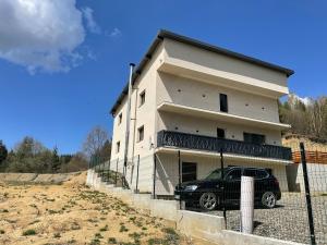 a black car parked in front of a house at Briza de Munte in Colibiţa