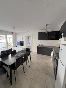 Kuchyň nebo kuchyňský kout v ubytování Appart familial à 800 m de la plage !