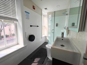 Koupelna v ubytování I Street Capsule Hostel