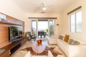 a living room with a couch and a tv at CR Luxury Altavista 2B 3 Bdrm in La Mona