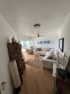 een woonkamer met een witte bank en een tafel bij Albir Adventino LOVE in Albir +33 foto's