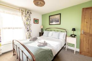 Postel nebo postele na pokoji v ubytování 2-Bedroom Stylish, Cosy & Bright Cottage, Pet Friendly, Sleeps 5, Titchfield Village - SUMMER SPECIAL OFFER!! - by Blue Puffin Stays