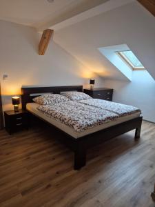 Ένα ή περισσότερα κρεβάτια σε δωμάτιο στο Bungalov Valentýna