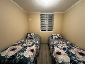 En eller flere senge i et værelse på Departamento Completo