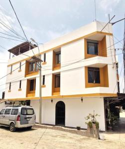 een busje geparkeerd voor een gebouw bij Hostal Pulpos in Bombiso