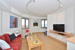 TV a/nebo společenská místnost v ubytování Ferienhaus Leuchtturm