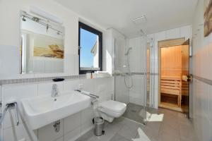 Koupelna v ubytování Ferienhaus Leuchtturm + 20 fotografií