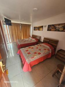 een hotelkamer met twee bedden in een kamer bij Santa Laura in Iquique