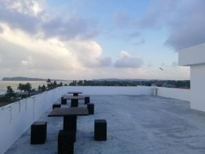 eine Gruppe von Bänken auf einem Gebäude in der Unterkunft Koala Backpackers in Trincomalee