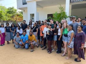 Eine Gruppe von Menschen, die sich für ein Bild ausgeben in der Unterkunft Koala Backpackers in Trincomalee