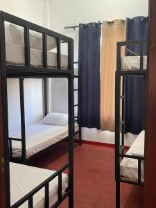 ein Zimmer mit drei Etagenbetten in einem Schlafsaal in der Unterkunft Koala Backpackers in Trincomalee