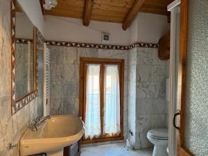 Un baño de DD Clara Bed And Breakfast 24 fotos más