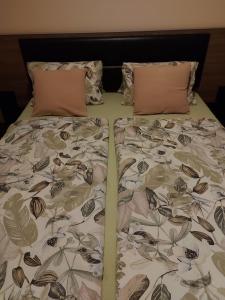 A bed or beds in a room at Kiscsillag apartman