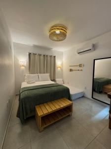 um quarto com uma cama grande e um espelho em Casa Amazing Jeri em Jericoacoara