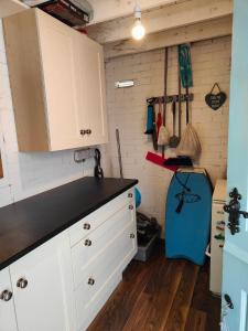 eine Küche mit weißen Schränken und einer Arbeitsplatte in der Unterkunft Molly's Cottage in Glenariff