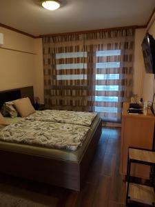 A bed or beds in a room at Kiscsillag apartman