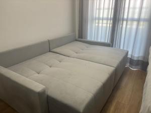 - un canapé blanc dans une chambre avec fenêtre dans l'établissement Bauru Apartamento Fly Aeroclube USP FOB Shopping Hospital, à Bauru 16 autres photos