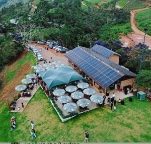 an overhead view of a building with a group of umbrellas at Chalé HOSPEDAGEM in Rio Bananal