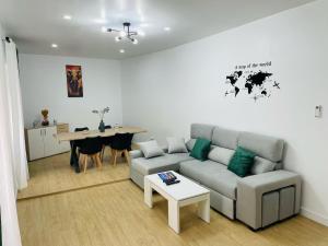 a living room with a couch and a table at Casa da Edda in Elvas