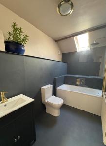 Et badeværelse på Coppingers Cottage, Galsham Farm + 22 billeder