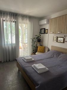 Postel nebo postele na pokoji v ubytování Studio apartman Štefanija