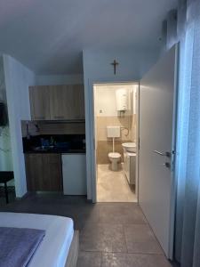 Kuchyň nebo kuchyňský kout v ubytování Studio apartman Štefanija + 15 fotografií