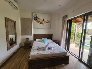 ペレベールにあるPrivate Luxury Villaのベッドとガラスの引き戸のある寝室