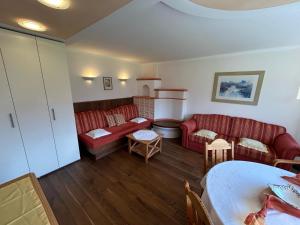 A seating area at Haus Zangerl