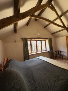 En eller flere senge i et værelse på Coppingers Cottage, Galsham Farm