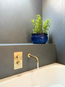 Et badeværelse på Coppingers Cottage, Galsham Farm