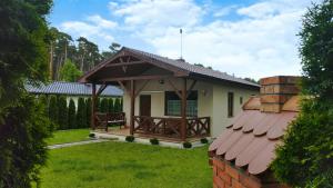 a gazebo in the yard of a house at Domek letniskowy Pod Topolami in Sieraków