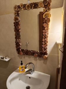 bagno con lavandino e specchio a parete di Motel moon a Tunis