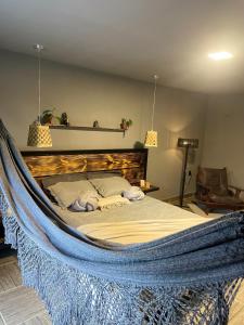 a bedroom with a hammock bed in a room at Hotel Sinhá in Tianguá