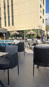 Restoran või mõni muu söögikoht majutusasutuses Gimoka's Ap