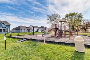 McCordsvilleにある5 Mi to Fort Harrison Home with Pool Access!の遊び場付き公園