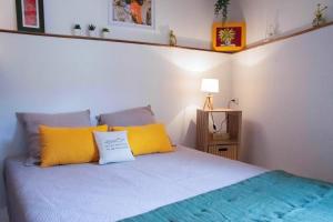 Un pat sau paturi într-o cameră la Charmante maison de vacances à La Roche-sur-le-Buis avec piscine +48 fotografii