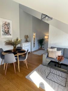 een woonkamer met een tafel en een bank bij Luna Apartments Estonia in Tallinn