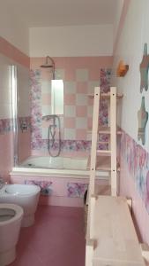 ein Badezimmer mit Toilette, Dusche und Waschbecken in der Unterkunft La Bouganville in Mola di Bari