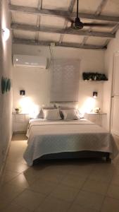 - une chambre avec un grand lit et deux lumières dans l'établissement Beautiful apartment in the Historic Center of Cartagena, à Carthagène des Indes