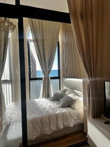 a bedroom with a bed in a room with windows at Marco Polo by Alina365 in La Manga del Mar Menor