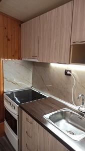 Dapur atau dapur kecil di Guest House Diva Reka
