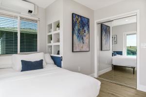 Ένα ή περισσότερα κρεβάτια σε δωμάτιο στο Luxury New Build with Stunning Ocean Views and Spa +51 φωτογραφίες
