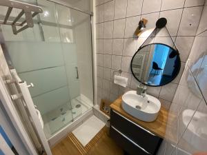 アルナージュにあるAux Premières Loges - Gîte de charme proche du circuitの洗面台と鏡のあるバスルーム +23枚の写真