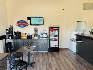 Η κουζίνα ή μικρή κουζίνα στο Baymont by Wyndham Bakersfield