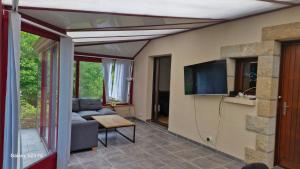 TV a/nebo společenská místnost v ubytování Maison entière 5 min de rennes