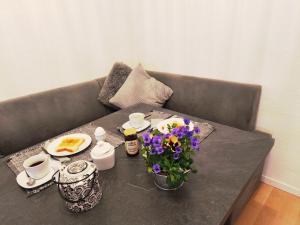 a table with flowers on top of a couch at Am Kapellchen in Rüdesheim am Rhein