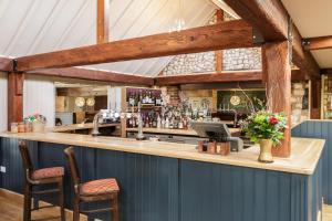 un bar in un pub con travi in legno di Briarfields Hotel a Titchwell