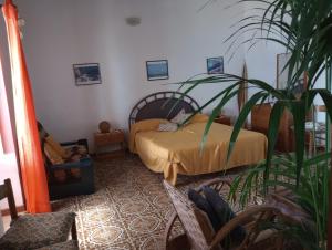 a bedroom with a bed and a potted plant at "la Palma"la casa del sole e del vento in Lingua