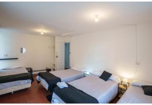 Posteľ alebo postele v izbe v ubytovaní Hostal San Pelayo