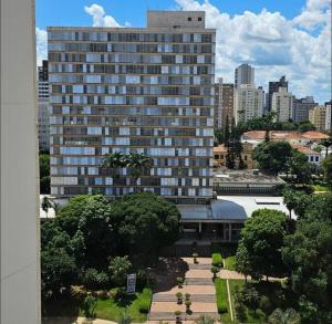 a tall building with a park in front of it at Apto Centro cambui em Campinas in Campinas